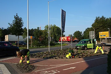 Straßenarbeiter reparieren eine Fahrbahnuntergrundbeschädigung mit Spezialausrüstung.